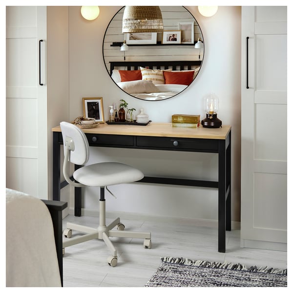 Configuration du bureau à domicile : bureau, chaise, miroir, décoration. Moderne, élégant, fonctionnel.
