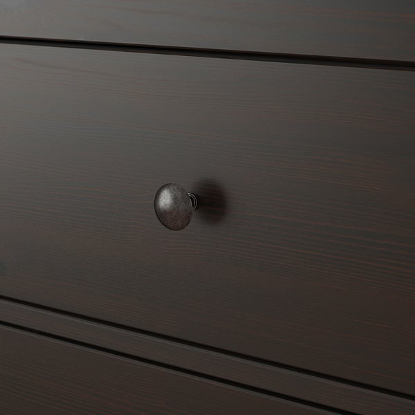 Tiroir commode en bois foncé avec poignée ronde élégante en métal, mettant en valeur une finition et un savoir-faire de haute qualité.