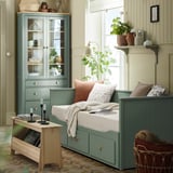 HEMNES méridienne et armoire en gris-vert ; matelas en mousse, tiroirs, portes vitrées ; Design confortable et neutre.