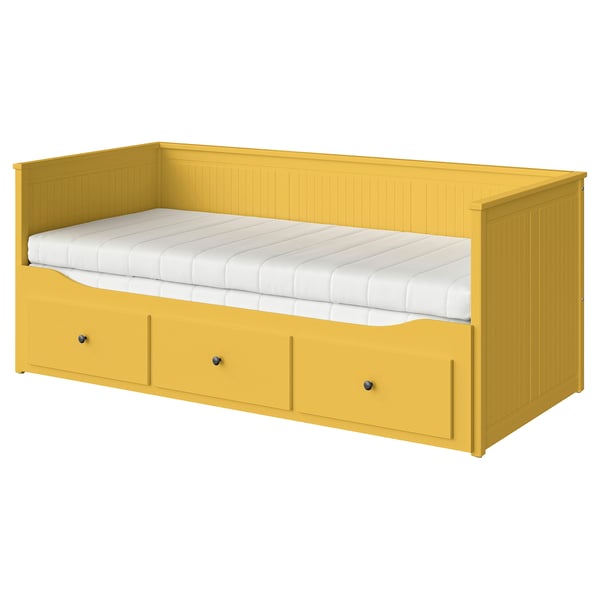Lit de jour multifonctionnel HEMNES jaune vif avec tiroirs et matelas, parfait pour les petits espaces.