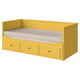 Lit de jour HEMNES jaune vif avec tiroirs de rangement, doté d’un dossier haut et d’un design confortable, idéal pour les petits espaces.