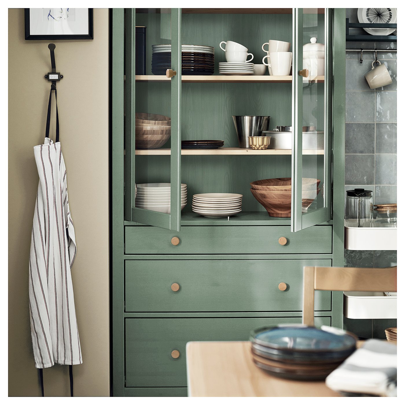 HEMNES Vitrine à trois tiroirs - gris vert/teinté brun clair 90x197 cm