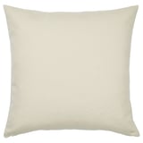 Un coussin d’extérieur rectangulaire beige nommé HJÄRTERÖ. Sa housse est texturée et zippée, fabriquée à partir de polyester recyclé.