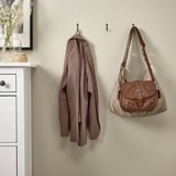 Trois patères murales : manteau, sac, une gratuite. Garde les articles organisés.