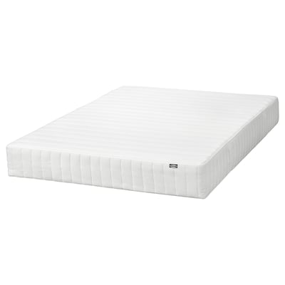 Affiche un matelas HÖJEHALL blanc et rectangulaire. Il s’agit d’un modèle matelassé avec un soutien moyennement ferme et est fabriqué à partir de matériaux en polyester.