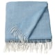 Bleu clair, couverture rectangulaire avec bords à franges, polyester doux et recyclé.
