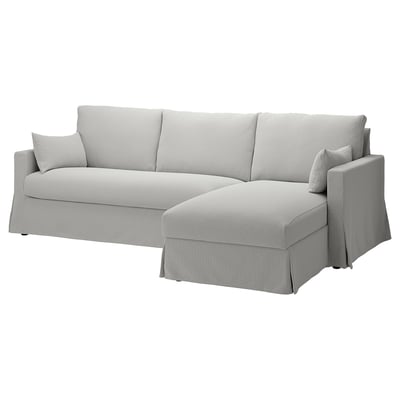 Un canapé sectionnel HYLTARP gris clair avec une chaise longue, doté d’un design épuré, d’un confort doux et d’un rangement sous l’assise.