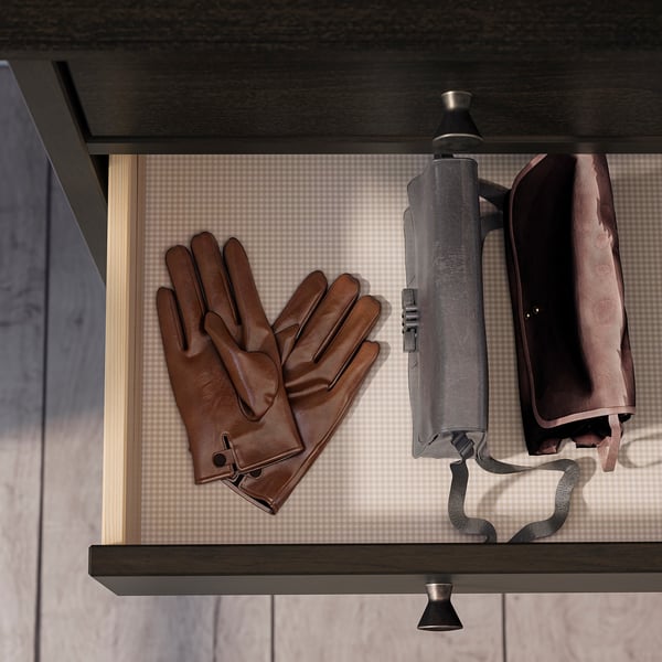 Des gants en cuir marron et un parapluie compact sont suspendus sur une étagère sombre, fond marron et beige.