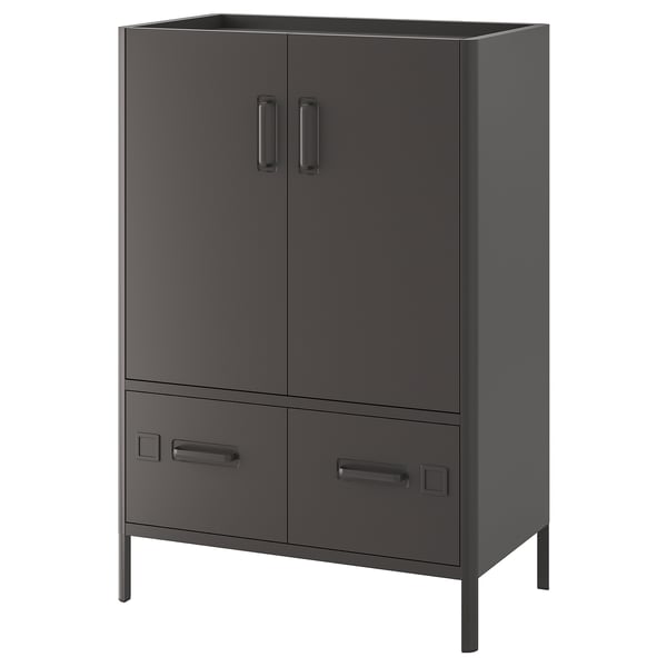 Il s’agit d’une armoire en métal gris foncé IDÅSEN avec 2 tiroirs et 2 portes, dotée d’un design moderne et minimaliste pour le rangement.