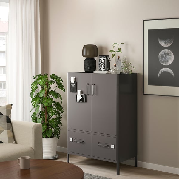 Salon moderne avec armoire grise IDÅSEN, plante blanche et art mural de la lune.