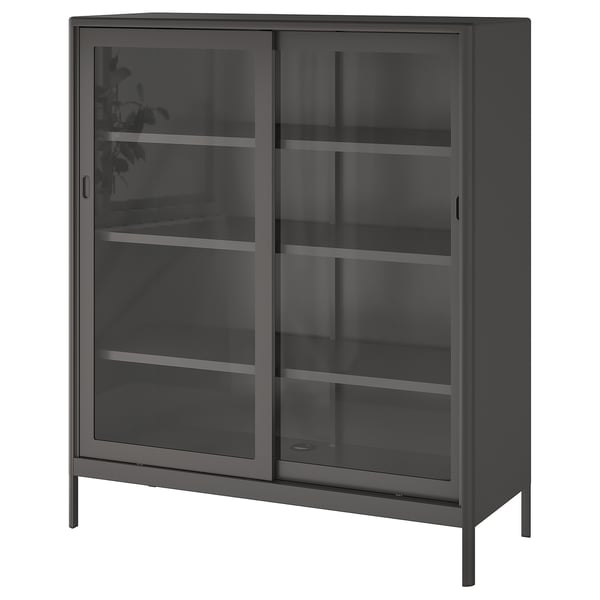 Une armoire en métal gris foncé avec des portes coulissantes en verre, idéale pour ranger et exposer des objets tout en éloignant la poussière.