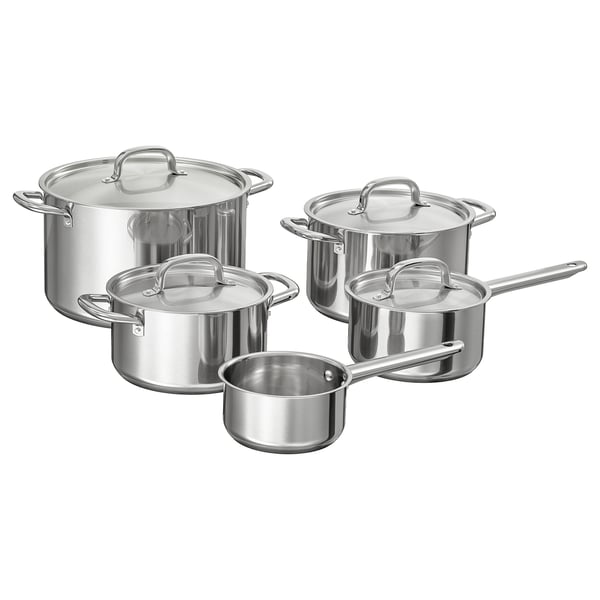 Un ensemble de casseroles et de poêles en acier inoxydable d’IKEA 365+, conçues pour une distribution uniforme de la chaleur et un empilage facile.
