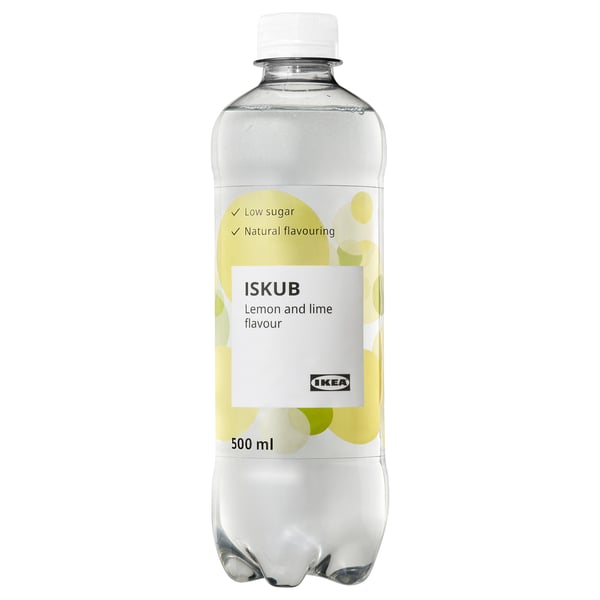 Une bouteille transparente de boisson aromatisée au citron et au citron vert ISKUB d’IKEA, marquée comme faible en sucre et naturellement aromatisée.