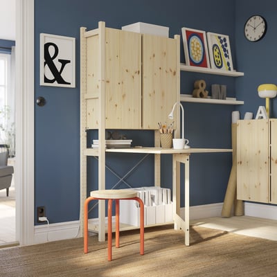 Bureau à domicile avec unités IVAR, tabouret orange, bureau, art et horloge