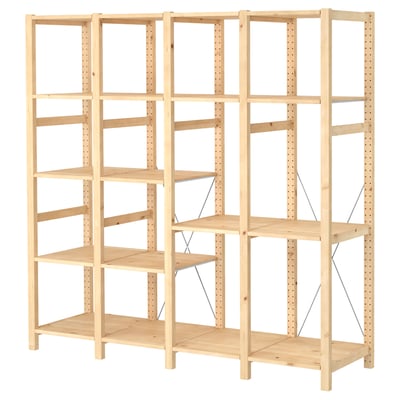Les étagères de rangement en bois de pin IVAR. Les étagères sont brun clair, rectangulaires et disposent de plusieurs compartiments réglables au design simple.