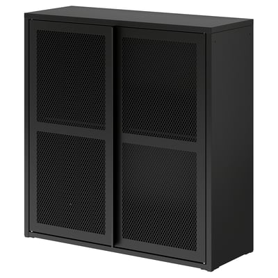 Une armoire en maille IVAR noire avec un design de grille métallique, posée sur une surface plane. Il est rectangulaire, doté de deux portes et d’une étagère supérieure.