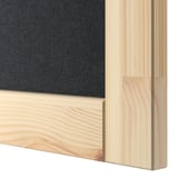 Cadre en bois clair avec détails de panneau texturé foncé. Fabriqué en pin, mettant en valeur le grain et la finition du bois naturel.