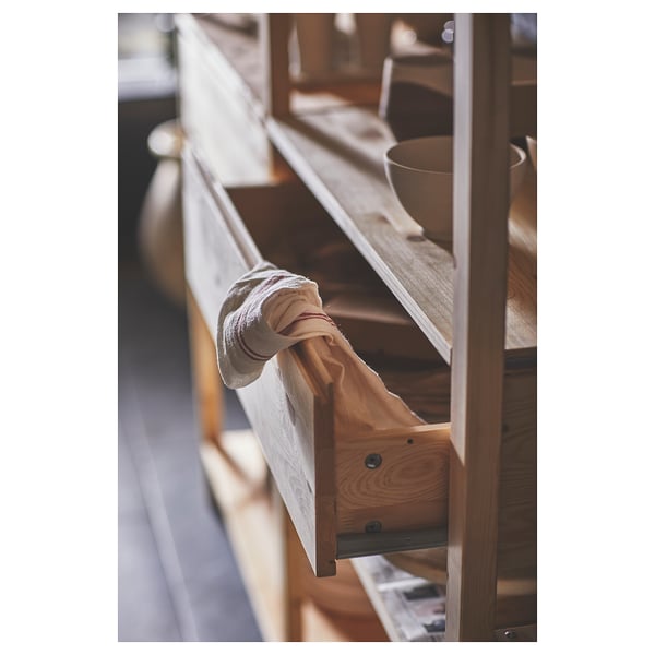 Étagères de rangement IVAR en beige clair, en bois de pin massif, avec un tiroir pour l’organisation.