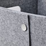 Boîte avec bouton en métal.