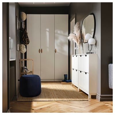 Entrée moderne avec placard blanc cassé, armoire à chaussures blanche, pouf JÄRRESTAD bleu, chaise en bois et étagère décorée.