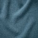Un tissu doux et texturé bleu-gris, probablement une couverture JÄTBO , est chaleureux et accueillant, parfait pour des espaces douillets.