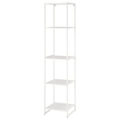 Une étagère JOSTEIN blanche. Sa hauteur est rectangulaire, en acier thermolaqué, adaptée à l’intérieur et à l’extérieur.