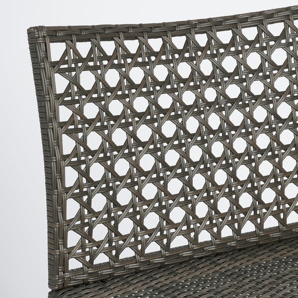 Gros plan du mobilier d’extérieur en osier JUTHOLMEN, mettant en valeur un tissage complexe et durable.