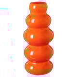 Vase en verre incurvé orange vif avec de multiples renflements, debout.