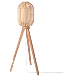 Un lampadaire KALKSPAT avec un abat-jour en bambou, des pieds de trépied et une lueur chaleureuse et invitante.