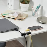 Bureau avec ordinateur portable, recharge du téléphone avec des porte-câbles KALKSTUFF pour garder les cordons bien rangés.