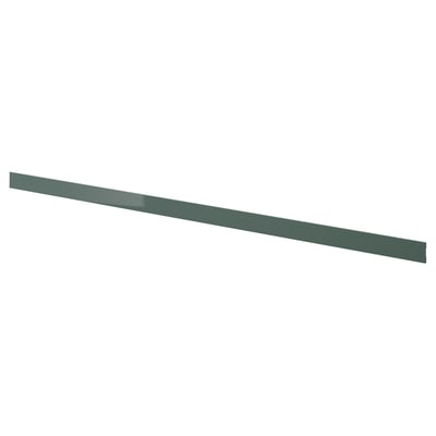 Le socle KALLARP en gris-vert brillant, avec une feuille de plastique, s’adapte parfaitement sous les armoires de cuisine pour une finition élégante.