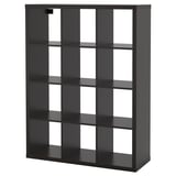 Une étagère ikea KALLAX noire, de forme rectangulaire, avec plusieurs compartiments vides pour le rangement.