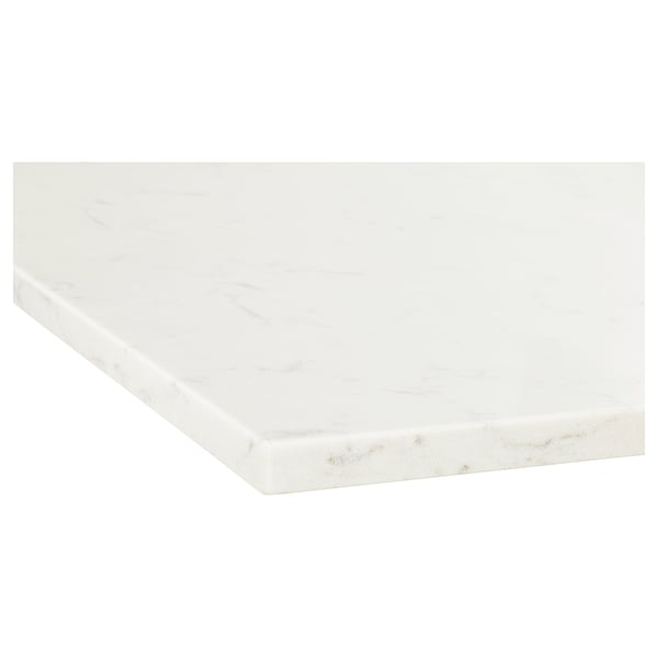 Grand plan de travail en quartz blanc immaculé exposé. Surface lisse et uniforme présentant une finition sans couture de haute qualité.