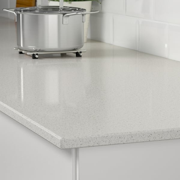 Comptoir de cuisine : quartz, résistant aux taches, facile à nettoyer, élégant.