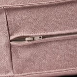 Gros plan d’une poche de canapé en tissu tissé rose avec fermeture éclair, mettant en valeur la texture et les détails de qualité.