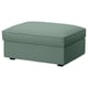 Un repose-pieds KIVIK, rectangulaire, de couleur vert clair, avec un revêtement en tissu doux et lavable.