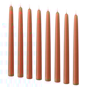 Huit bougies brunes KLOKHET, droites et cylindriques, en stéarine avec des mèches en coton, disposées en deux rangées de quatre.