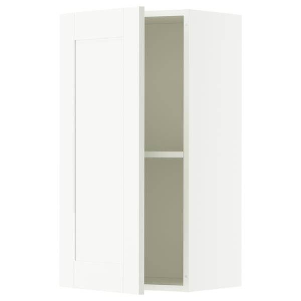 Armoire murale KNOXHULT blanche avec une étagère réglable.