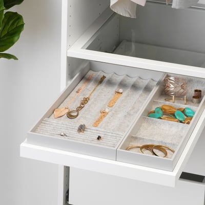 Plateau organisateur de bijoux avec compartiments pour colliers, bagues et boucles d’oreilles, doté d’une doublure en feutre doux et d’un mécanisme de fermeture lente.