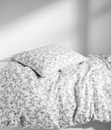 Housse de couette KOPPARRANKA blanche, motif floral, 80 % coton, 20 % viscose, douce, rectangulaire.