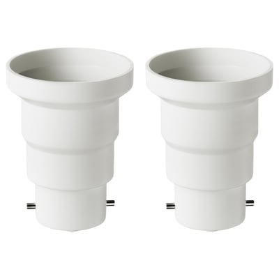 Deux adaptateurs KOPPLA en plastique blanc convertissent les douilles b22 en e27, cylindriques avec un design lisse.
