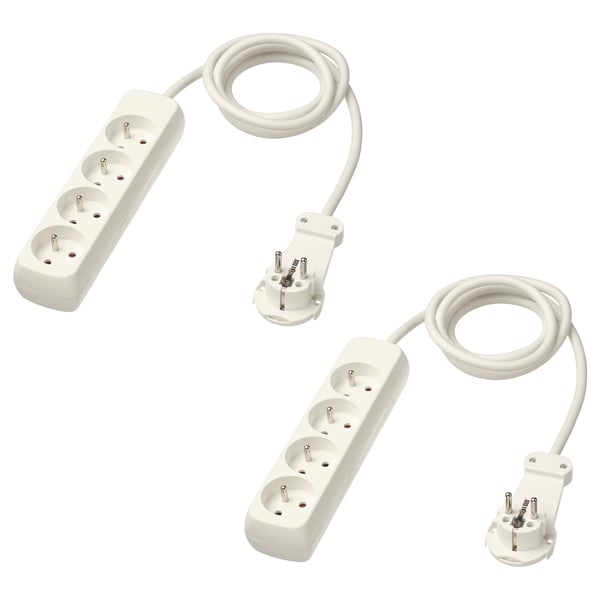 Deux rallonges KOPPLA blanches, chacune avec quatre prises supplémentaires. Ils ont des bouchons plats et sont fabriqués en plastique pvc et polypropylène.