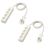 Deux rallonges KOPPLA blanches, chacune avec quatre prises supplémentaires. Ils ont des bouchons plats et sont fabriqués en plastique pvc et polypropylène.
