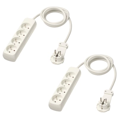 Deux rallonges KOPPLA blanches, chacune avec quatre prises supplémentaires. Ils ont des bouchons plats et sont fabriqués en plastique pvc et polypropylène.