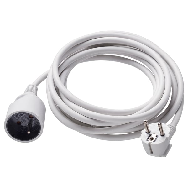 Une rallonge spiralée blanche KOPPLA avec une fiche à 3 broches et une prise de courant, en plastique pvc à usage électrique.