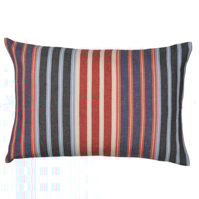 Housse de coussin rayée bleu foncé et rouge de KORALLBUSKE. Fabriqué à partir de matériaux recyclés, légèrement grossier mais doux.