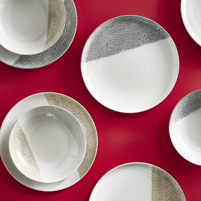 Assiettes KRUSTISTEL : blanches avec trempage gris, grès, rondes, design moderne à blocs de couleurs, surdimensionnées.