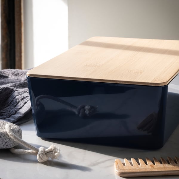 Boîte de rangement KUGGIS bleu marine avec couvercle en bambou, rectangulaire, brillante, résistante à la poussière, contient divers articles, de petite à moyenne taille.