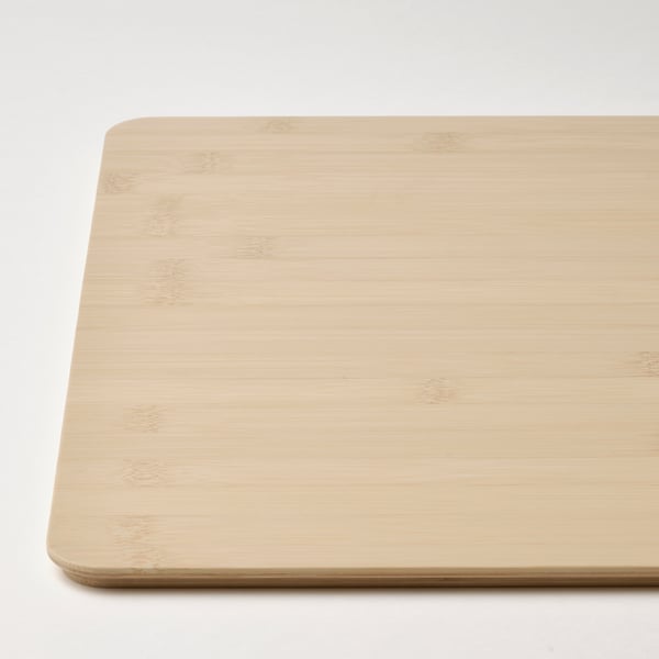 Planche à découper en bambou avec une surface lisse et uniforme et des bords arrondis, témoignant d’un savoir-faire de haute qualité.