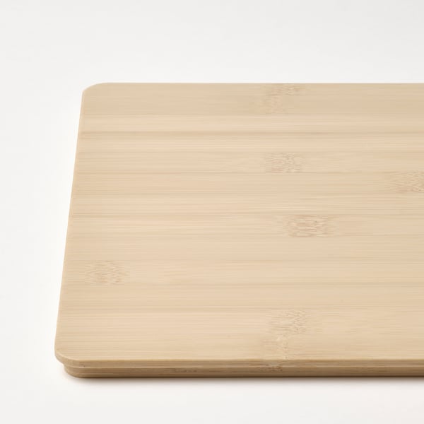 Planche de bois rectangulaire plate, bambou de couleur claire avec des motifs de grain lisses, finition de haute qualité, aucun défaut visible.